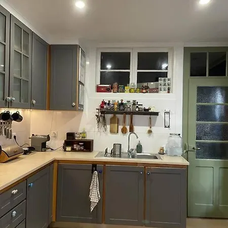 The Ricky Gervais Apartament