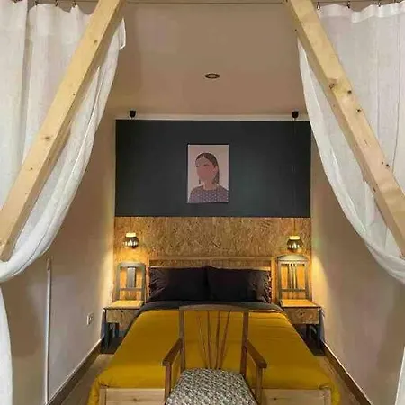 The Ricky Gervais Apartament